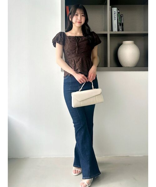 dazzlin(ダズリン)の「スイッチングフレアデニムパンツ(デニムパンツ・レディース・ブルー/インディゴブルー・LARGE/MEDIUM/SMALL)」の14枚目の写真