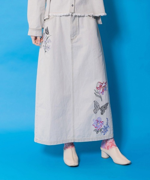 iS ScoLar(イズスカラー)の「561239:花蝶刺繍デニムロングスカート(スカート・レディース・グレー/ブラック・M)」の1枚目の写真