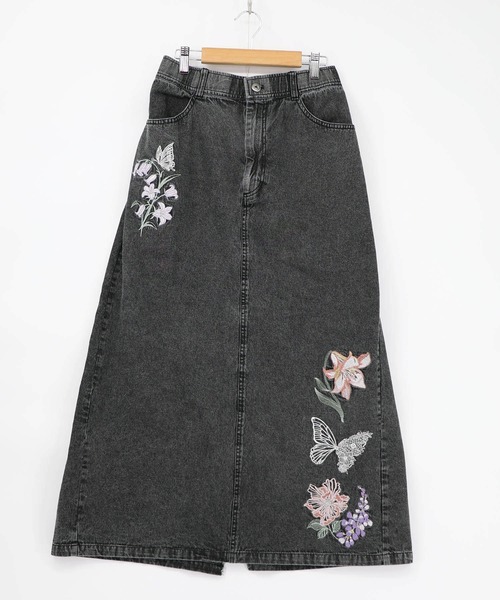 iS ScoLar(イズスカラー)の「561239:花蝶刺繍デニムロングスカート(スカート・レディース・グレー/ブラック・M)」の2枚目の写真