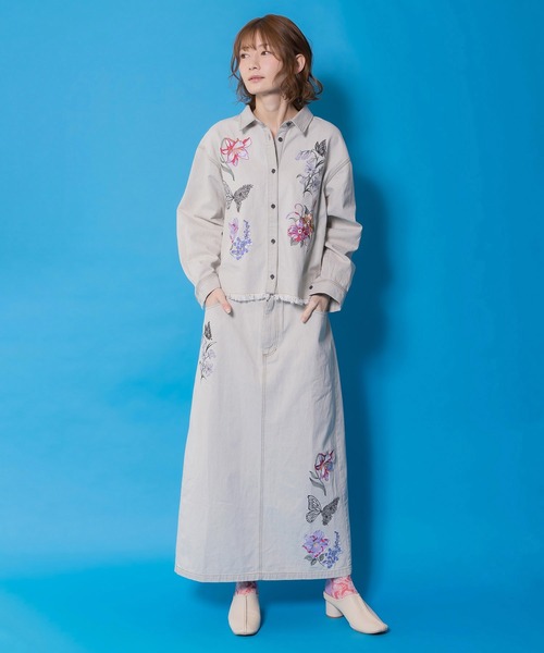 iS ScoLar(イズスカラー)の「561239:花蝶刺繍デニムロングスカート(スカート・レディース・グレー/ブラック・M)」の3枚目の写真
