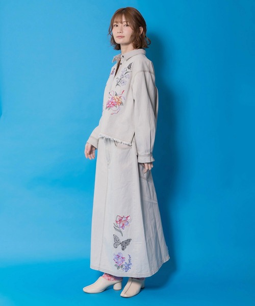 iS ScoLar(イズスカラー)の「561239:花蝶刺繍デニムロングスカート(スカート・レディース・グレー/ブラック・M)」の4枚目の写真