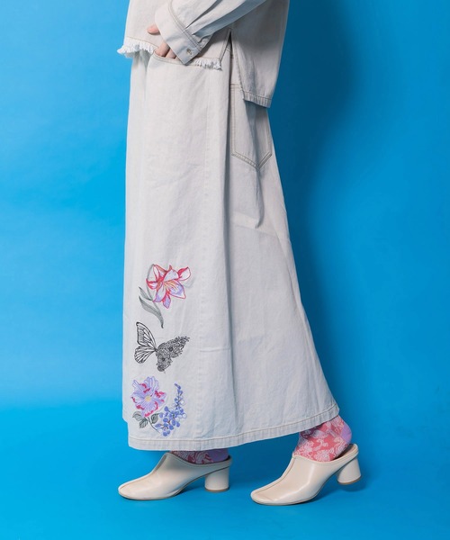 iS ScoLar(イズスカラー)の「561239:花蝶刺繍デニムロングスカート(スカート・レディース・グレー/ブラック・M)」の5枚目の写真