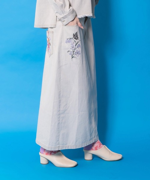 iS ScoLar(イズスカラー)の「561239:花蝶刺繍デニムロングスカート(スカート・レディース・グレー/ブラック・M)」の6枚目の写真