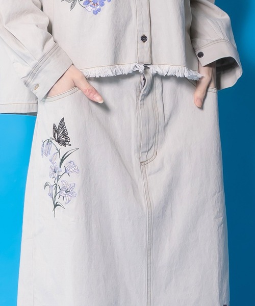 iS ScoLar(イズスカラー)の「561239:花蝶刺繍デニムロングスカート(スカート・レディース・グレー/ブラック・M)」の9枚目の写真