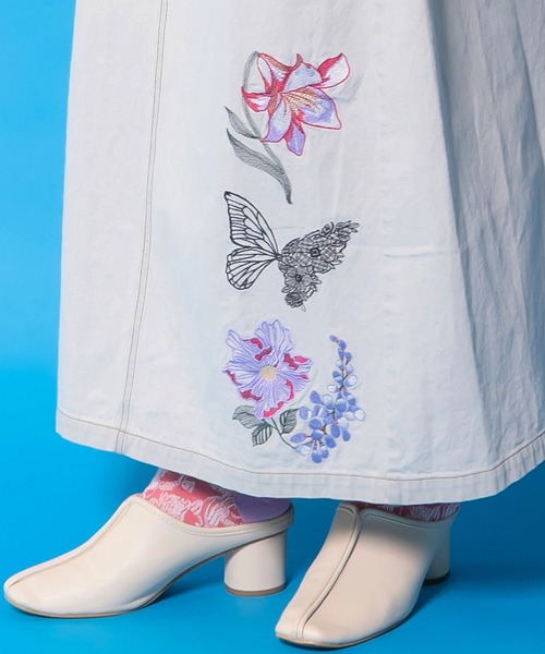 iS ScoLar(イズスカラー)の「561239:花蝶刺繍デニムロングスカート(スカート・レディース・グレー/ブラック・M)」の10枚目の写真
