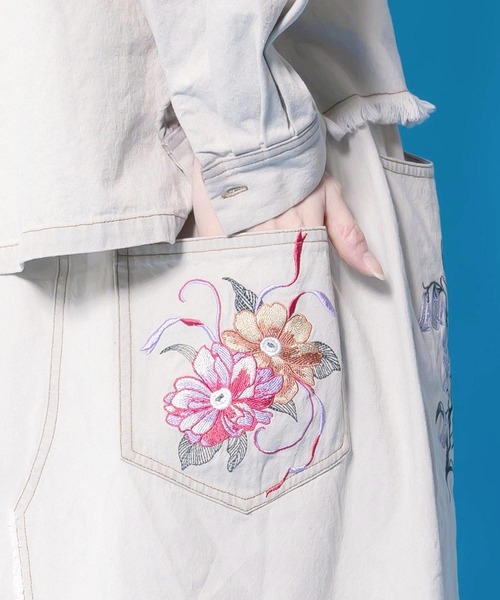 iS ScoLar(イズスカラー)の「561239:花蝶刺繍デニムロングスカート(スカート・レディース・グレー/ブラック・M)」の12枚目の写真