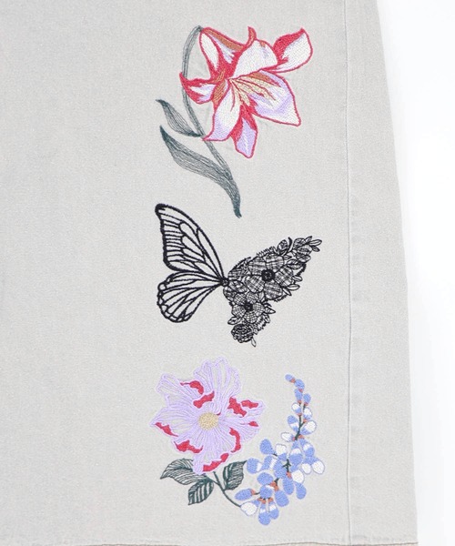 iS ScoLar(イズスカラー)の「561239:花蝶刺繍デニムロングスカート(スカート・レディース・グレー/ブラック・M)」の15枚目の写真