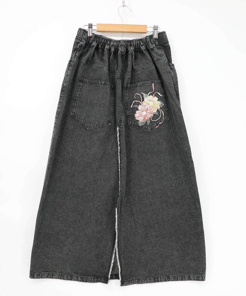 iS ScoLar(イズスカラー)の「561239:花蝶刺繍デニムロングスカート(スカート・レディース・グレー/ブラック・M)」の16枚目の写真