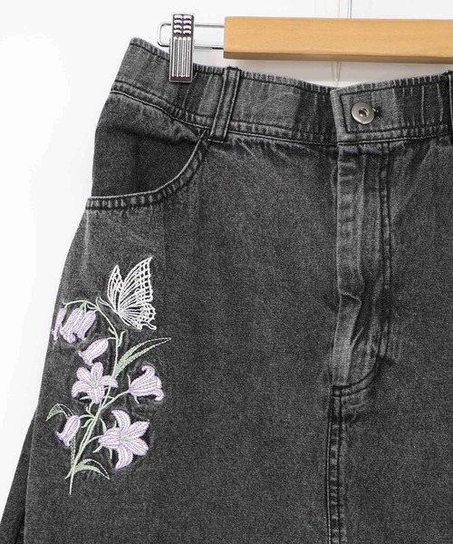 iS ScoLar(イズスカラー)の「561239:花蝶刺繍デニムロングスカート(スカート・レディース・グレー/ブラック・M)」の19枚目の写真