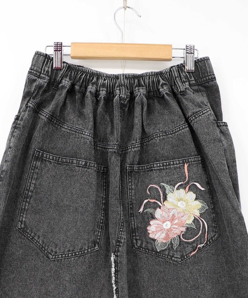 iS ScoLar(イズスカラー)の「561239:花蝶刺繍デニムロングスカート(スカート・レディース・グレー/ブラック・M)」の21枚目の写真