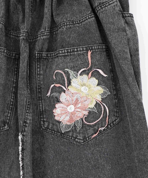 iS ScoLar(イズスカラー)の「561239:花蝶刺繍デニムロングスカート(スカート・レディース・グレー/ブラック・M)」の22枚目の写真