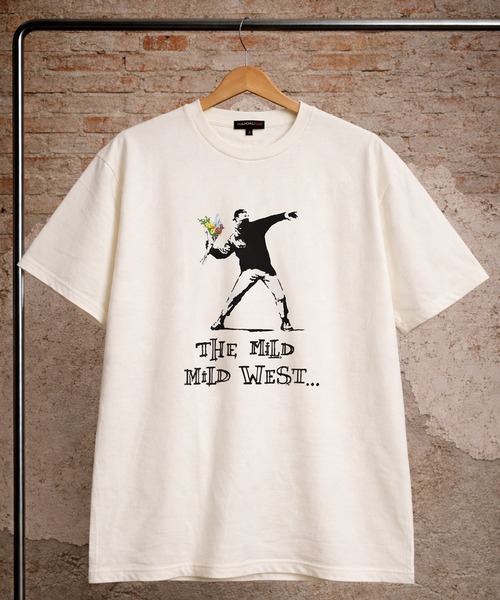 BRANDALISED(ブランダライズド)の「BRANDALISED (ブランダライズド) Tシャツ 半袖 バンクシー クルーネック カットソー Love is in the Air BR26SU04D12 ユニセックス(Tシャツ/カットソー・メンズ・ブラック/ブラウン/ホワイト・LL/L/M)」の2枚目の写真
