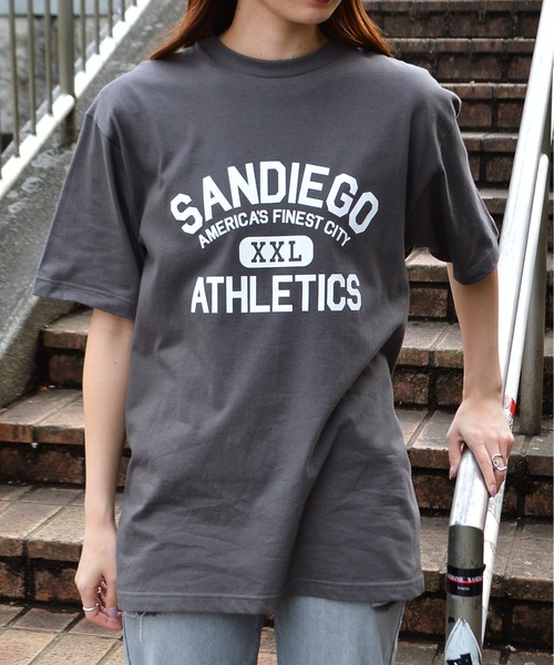 Bonjour Sagan（ボンジュールサガン）の「【spiritoso】カレッジプリントＴ（SANDIEGO）（Tシャツ/カットソー・レディース・チャコール/ネイビー/ホワイト系その他/ホワイト系その他2・MEDIUM/LARGE）」の3枚目の写真