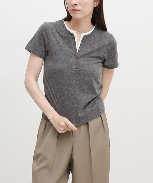 select MOCA(セレクトモカ)の「レイヤードライクヘンリーネックTシャツ(Tシャツ/カットソー・レディース・グレー/ブラウン/ブラック・FREE)」の7枚目の写真