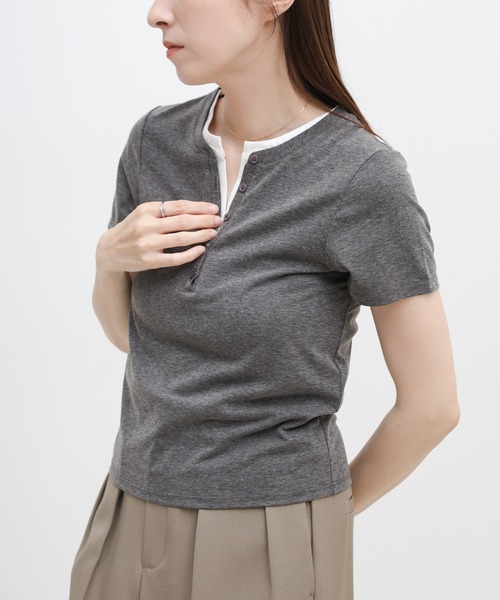 select MOCA(セレクトモカ)の「レイヤードライクヘンリーネックTシャツ(Tシャツ/カットソー・レディース・グレー/ブラウン/ブラック・FREE)」の8枚目の写真
