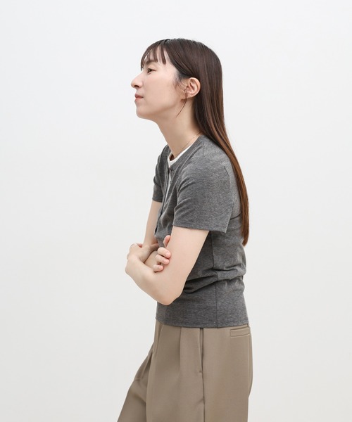 select MOCA(セレクトモカ)の「レイヤードライクヘンリーネックTシャツ(Tシャツ/カットソー・レディース・グレー/ブラウン/ブラック・FREE)」の12枚目の写真