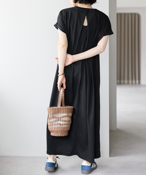 r.（アールドット）の「【接触冷感・UVカット・吸水速乾機能付き】バックオープンワンピース（ワンピース・レディース・キャメル/チャコールグレー/ブルー/ブラック・FREE）」の2枚目の写真