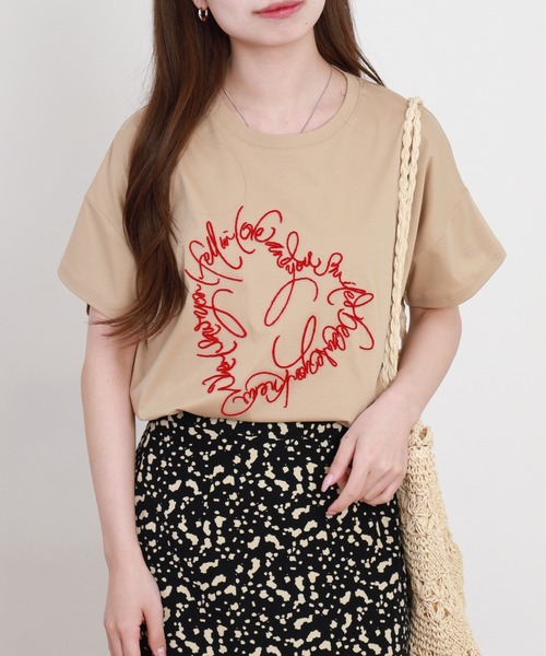 BRODIAEA(ブローディア)の「BRODIAEA ブラシ刺繍半袖Tシャツ ハートモチーフ プレミアムコットン(Tシャツ/カットソー・レディース・サックスブルー/オフホワイト/ベージュ・40)」の2枚目の写真