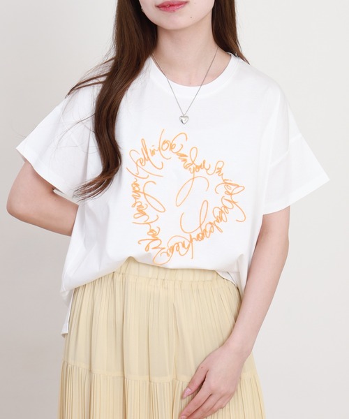 BRODIAEA(ブローディア)の「BRODIAEA ブラシ刺繍半袖Tシャツ ハートモチーフ プレミアムコットン(Tシャツ/カットソー・レディース・サックスブルー/オフホワイト/ベージュ・40)」の1枚目の写真