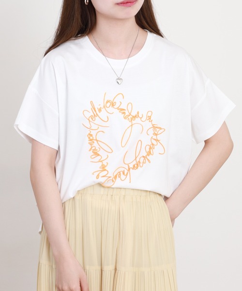 BRODIAEA(ブローディア)の「BRODIAEA ブラシ刺繍半袖Tシャツ ハートモチーフ プレミアムコットン(Tシャツ/カットソー・レディース・サックスブルー/オフホワイト/ベージュ・40)」の4枚目の写真