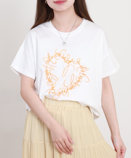 BRODIAEA(ブローディア)の「BRODIAEA ブラシ刺繍半袖Tシャツ ハートモチーフ プレミアムコットン(Tシャツ/カットソー・レディース・サックスブルー/オフホワイト/ベージュ・40)」の5枚目の写真