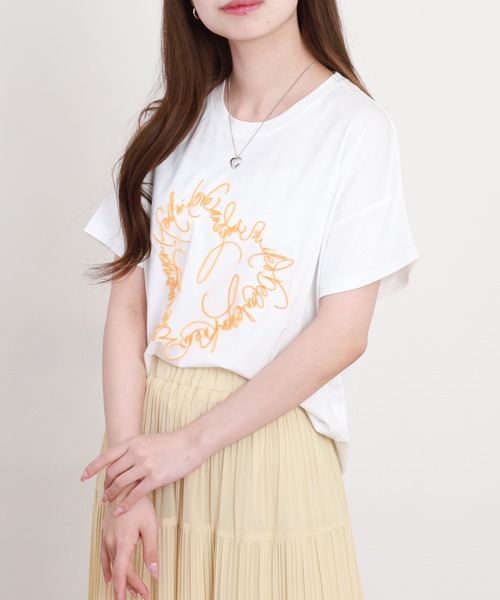 BRODIAEA(ブローディア)の「BRODIAEA ブラシ刺繍半袖Tシャツ ハートモチーフ プレミアムコットン(Tシャツ/カットソー・レディース・サックスブルー/オフホワイト/ベージュ・40)」の8枚目の写真