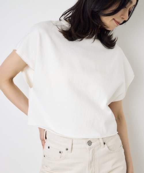 AZUL by moussy(アズールバイマウジー)の「【身長/骨格別着用画像あり】【セットアップ対応】2WAYヘンリーネックトップス 半袖 フレンチスリーブ 夏服 春服 秋服 ショート丈 クロップド丈(Tシャツ/カットソー・レディース・ライトブラック/ベージュ/オフホワイト/ブルー・SMALL/MEDIUM)」の2枚目の写真