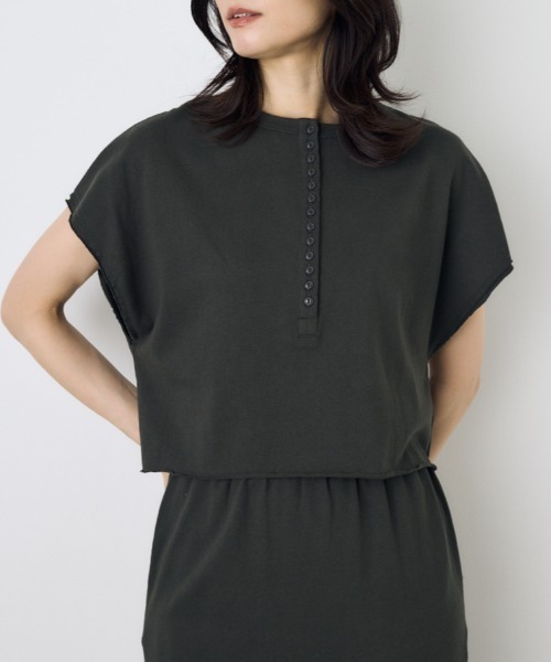 AZUL by moussy(アズールバイマウジー)の「【身長/骨格別着用画像あり】【セットアップ対応】2WAYヘンリーネックトップス 半袖 フレンチスリーブ 夏服 春服 秋服 ショート丈 クロップド丈(Tシャツ/カットソー・レディース・ライトブラック/ベージュ/オフホワイト/ブルー・SMALL/MEDIUM)」の3枚目の写真