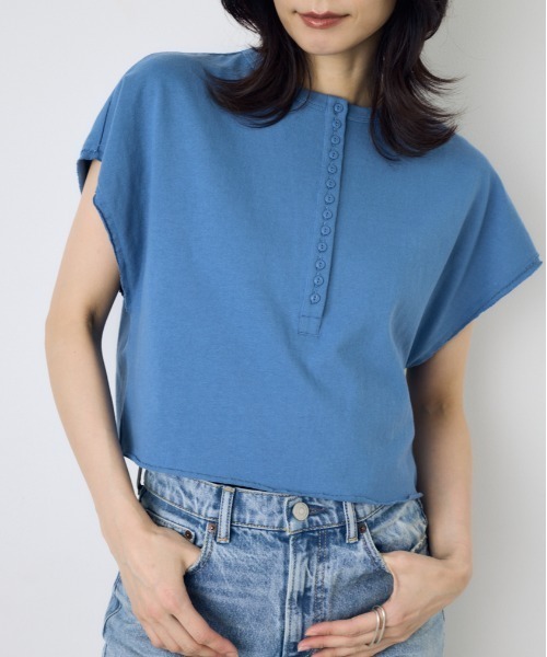 AZUL by moussy(アズールバイマウジー)の「【身長/骨格別着用画像あり】【セットアップ対応】2WAYヘンリーネックトップス 半袖 フレンチスリーブ 夏服 春服 秋服 ショート丈 クロップド丈(Tシャツ/カットソー・レディース・ライトブラック/ベージュ/オフホワイト/ブルー・SMALL/MEDIUM)」の4枚目の写真