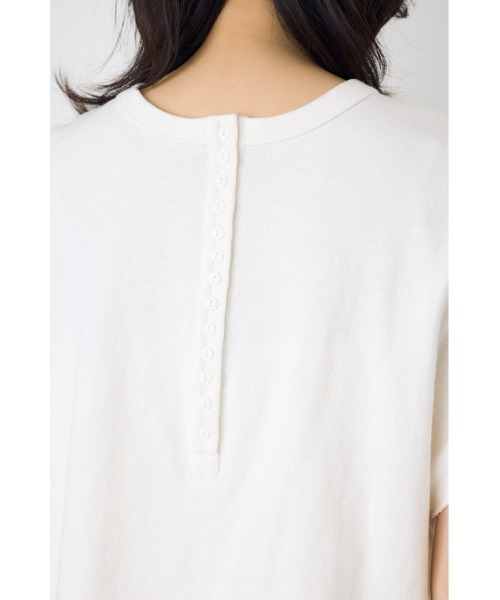 AZUL by moussy(アズールバイマウジー)の「【身長/骨格別着用画像あり】【セットアップ対応】2WAYヘンリーネックトップス 半袖 フレンチスリーブ 夏服 春服 秋服 ショート丈 クロップド丈(Tシャツ/カットソー・レディース・ライトブラック/ベージュ/オフホワイト/ブルー・SMALL/MEDIUM)」の6枚目の写真