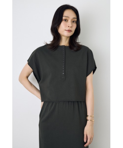 AZUL by moussy(アズールバイマウジー)の「【身長/骨格別着用画像あり】【セットアップ対応】2WAYヘンリーネックトップス 半袖 フレンチスリーブ 夏服 春服 秋服 ショート丈 クロップド丈(Tシャツ/カットソー・レディース・ライトブラック/ベージュ/オフホワイト/ブルー・SMALL/MEDIUM)」の11枚目の写真