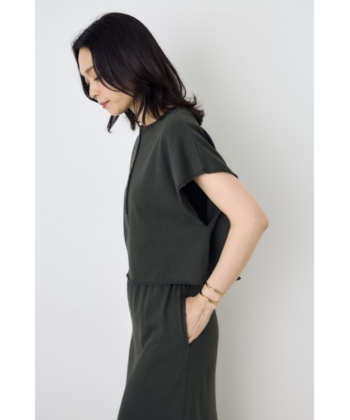 AZUL by moussy(アズールバイマウジー)の「【身長/骨格別着用画像あり】【セットアップ対応】2WAYヘンリーネックトップス 半袖 フレンチスリーブ 夏服 春服 秋服 ショート丈 クロップド丈(Tシャツ/カットソー・レディース・ライトブラック/ベージュ/オフホワイト/ブルー・SMALL/MEDIUM)」の13枚目の写真