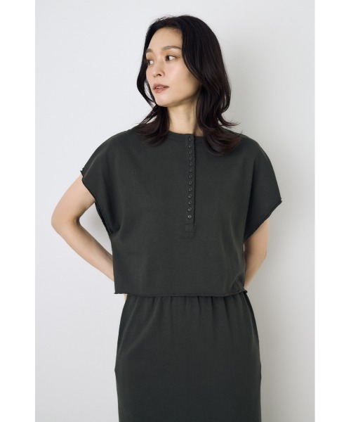 AZUL by moussy(アズールバイマウジー)の「【身長/骨格別着用画像あり】【セットアップ対応】2WAYヘンリーネックトップス 半袖 フレンチスリーブ 夏服 春服 秋服 ショート丈 クロップド丈(Tシャツ/カットソー・レディース・ライトブラック/ベージュ/オフホワイト/ブルー・SMALL/MEDIUM)」の15枚目の写真
