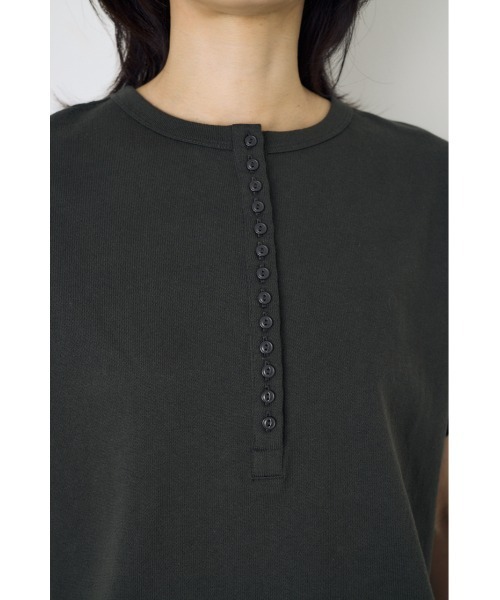 AZUL by moussy(アズールバイマウジー)の「【身長/骨格別着用画像あり】【セットアップ対応】2WAYヘンリーネックトップス 半袖 フレンチスリーブ 夏服 春服 秋服 ショート丈 クロップド丈(Tシャツ/カットソー・レディース・ライトブラック/ベージュ/オフホワイト/ブルー・SMALL/MEDIUM)」の17枚目の写真