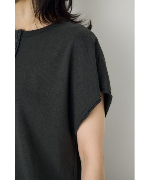 AZUL by moussy(アズールバイマウジー)の「【身長/骨格別着用画像あり】【セットアップ対応】2WAYヘンリーネックトップス 半袖 フレンチスリーブ 夏服 春服 秋服 ショート丈 クロップド丈(Tシャツ/カットソー・レディース・ライトブラック/ベージュ/オフホワイト/ブルー・SMALL/MEDIUM)」の19枚目の写真