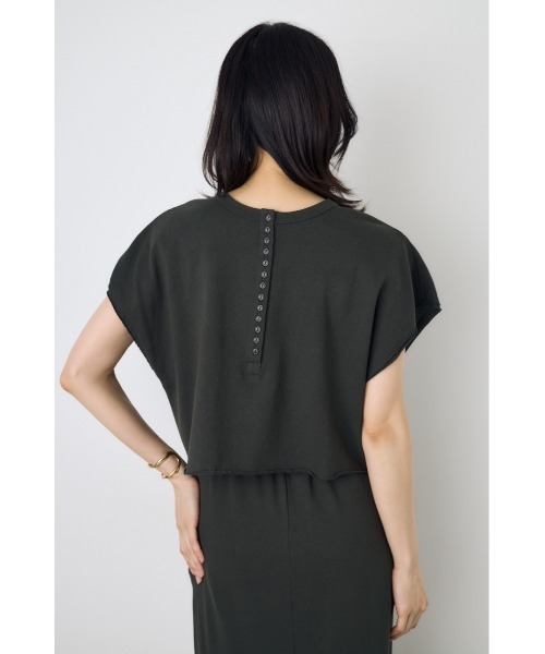 AZUL by moussy(アズールバイマウジー)の「【身長/骨格別着用画像あり】【セットアップ対応】2WAYヘンリーネックトップス 半袖 フレンチスリーブ 夏服 春服 秋服 ショート丈 クロップド丈(Tシャツ/カットソー・レディース・ライトブラック/ベージュ/オフホワイト/ブルー・SMALL/MEDIUM)」の21枚目の写真