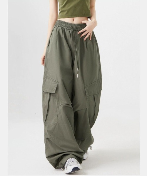 Beststore(ベストストア)の「ドロスト付き ワイドカーゴパンツ(カーゴパンツ・レディース・ブラック/アイボリー/オリーブ・L/M)」の1枚目の写真