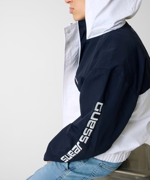 GUESS JEANS（ゲスジーンズ）の「GUESS JEANS/ゲスジーンズ Colorblock Jacket ウィンドブレイカー ジャケット バイカラー 2026年 夏 夏服 秋服（ナイロンジャケット・メンズ・ホワイト・M/L/XL）」の4枚目の写真