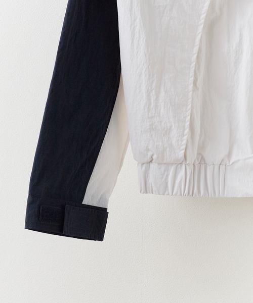 GUESS JEANS（ゲスジーンズ）の「GUESS JEANS/ゲスジーンズ Colorblock Jacket ウィンドブレイカー ジャケット バイカラー 2026年 夏 夏服 秋服（ナイロンジャケット・メンズ・ホワイト・M/L/XL）」の13枚目の写真