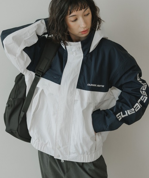 GUESS JEANS（ゲスジーンズ）の「GUESS JEANS/ゲスジーンズ Colorblock Jacket ウィンドブレイカー ジャケット バイカラー 2026年 夏 夏服 秋服（ナイロンジャケット・メンズ・ホワイト・M/L/XL）」の19枚目の写真