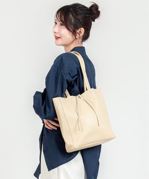 andrea cardone(アンドレアカルドネ)の「【andrea cardone/アンドレアカルドネ】レザー トートバッグ Sサイズ(トートバッグ・レディース・ベージュ・FREE)」の1枚目の写真
