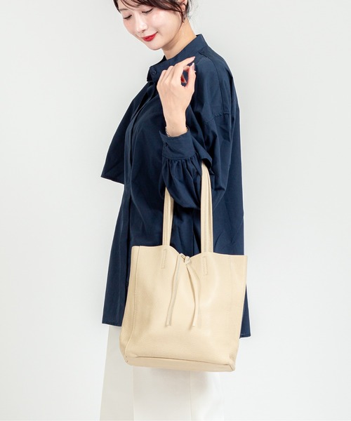 andrea cardone(アンドレアカルドネ)の「【andrea cardone/アンドレアカルドネ】レザー トートバッグ Sサイズ(トートバッグ・レディース・ベージュ・FREE)」の5枚目の写真