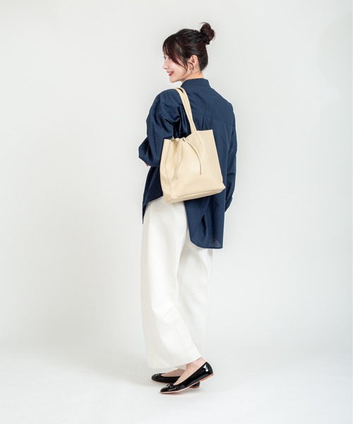 andrea cardone(アンドレアカルドネ)の「【andrea cardone/アンドレアカルドネ】レザー トートバッグ Sサイズ(トートバッグ・レディース・ベージュ・FREE)」の7枚目の写真