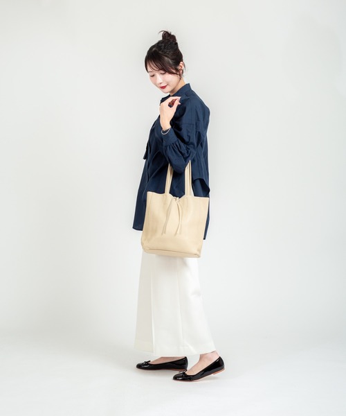 andrea cardone(アンドレアカルドネ)の「【andrea cardone/アンドレアカルドネ】レザー トートバッグ Sサイズ(トートバッグ・レディース・ベージュ・FREE)」の9枚目の写真