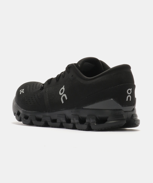 On(オン)の「On Cloud X 4 3ME30040106(スニーカー・メンズ・ブラック・26cm/26.5cm/27cm/27.5cm/28cm/28.5cm/25.5cm)」の3枚目の写真