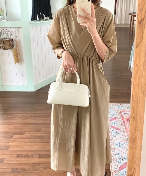 AMAJI(アマジ)の「Vネック ギャザー デザイン ミモレ丈 ワンピース(ワンピース・レディース・ホワイト/イエロー/ブラック/カーキ・FREE)」の3枚目の写真