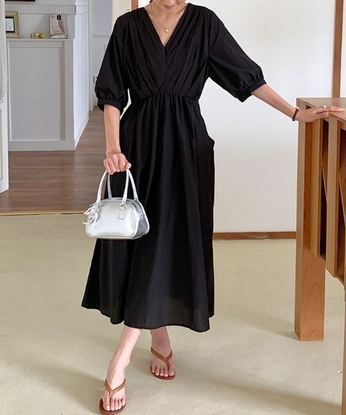 AMAJI(アマジ)の「Vネック ギャザー デザイン ミモレ丈 ワンピース(ワンピース・レディース・ホワイト/イエロー/ブラック/カーキ・FREE)」の2枚目の写真