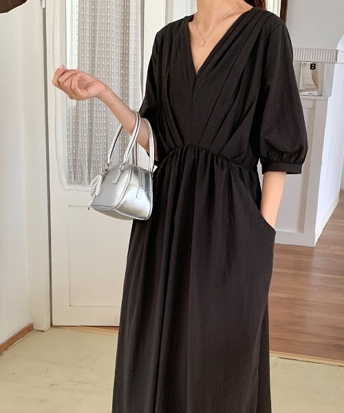 AMAJI(アマジ)の「Vネック ギャザー デザイン ミモレ丈 ワンピース(ワンピース・レディース・ホワイト/イエロー/ブラック/カーキ・FREE)」の6枚目の写真
