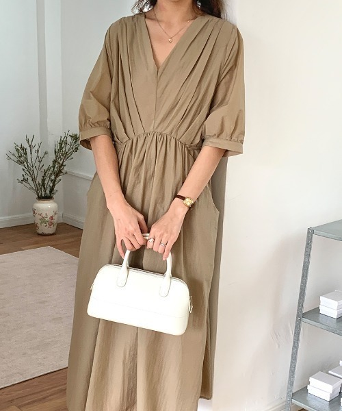 AMAJI(アマジ)の「Vネック ギャザー デザイン ミモレ丈 ワンピース(ワンピース・レディース・ホワイト/イエロー/ブラック/カーキ・FREE)」の7枚目の写真
