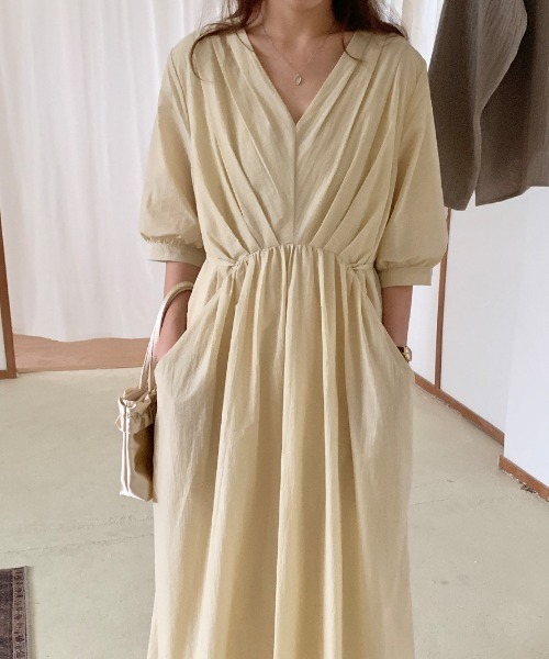 AMAJI(アマジ)の「Vネック ギャザー デザイン ミモレ丈 ワンピース(ワンピース・レディース・ホワイト/イエロー/ブラック/カーキ・FREE)」の8枚目の写真